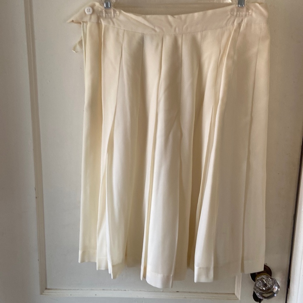 Vintage Jones New York ivory colored pleated skirt. Size 10